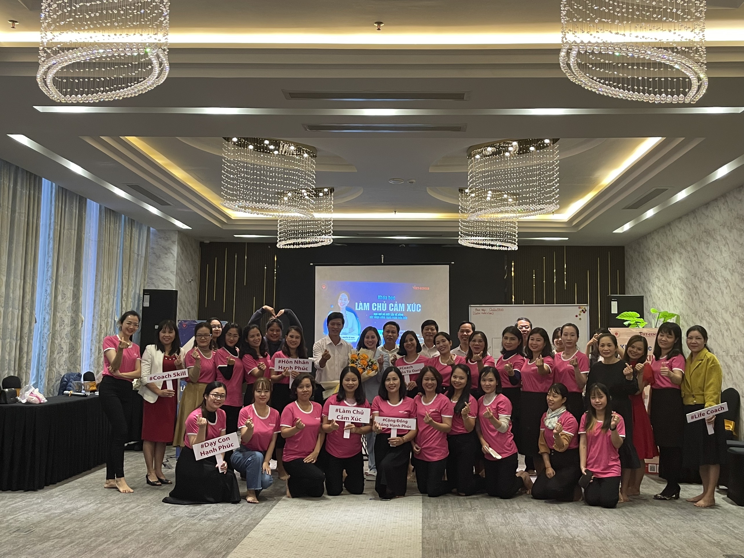 Học viên khoá Làm Chủ Cảm Xúc cùng Coach Nguyễn Tú Oanh